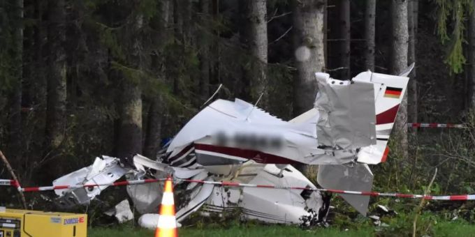 Die Unfallstelle, an der das abgestürzte Flugzeug an einem Waldrand liegt, ist abgesperrt. Foto: Nicolas Schäfers/dpa Die Unfallstelle, an der das abgestürzte Flugzeug an einem Waldrand liegt, ist abgesperrt. Foto: Nicolas Schäfers/dpa