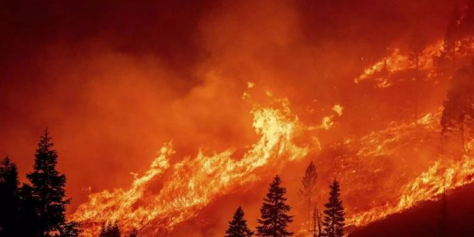 Die Flammen des Caldor-Feuers wüten an einem Hang über dem Christmas Valley. Foto: Noah Berger/AP/dpa Die Flammen des Caldor-Feuers wüten an einem Hang über dem Christmas Valley. Foto: Noah Berger/AP/dpa