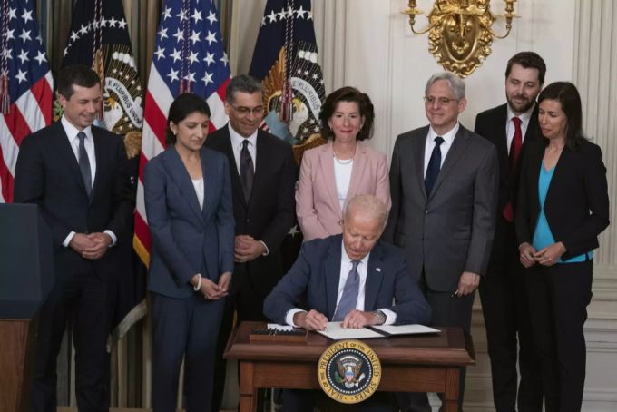 Die Chefin der FTC, Lina Khan (2. v. l.) mit Präsident Joe Biden Lina Khan Joe Biden