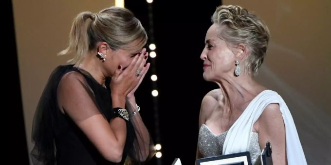 Julia Ducournau (l.) erhält die Goldene Palme von Sharon Stone. titane