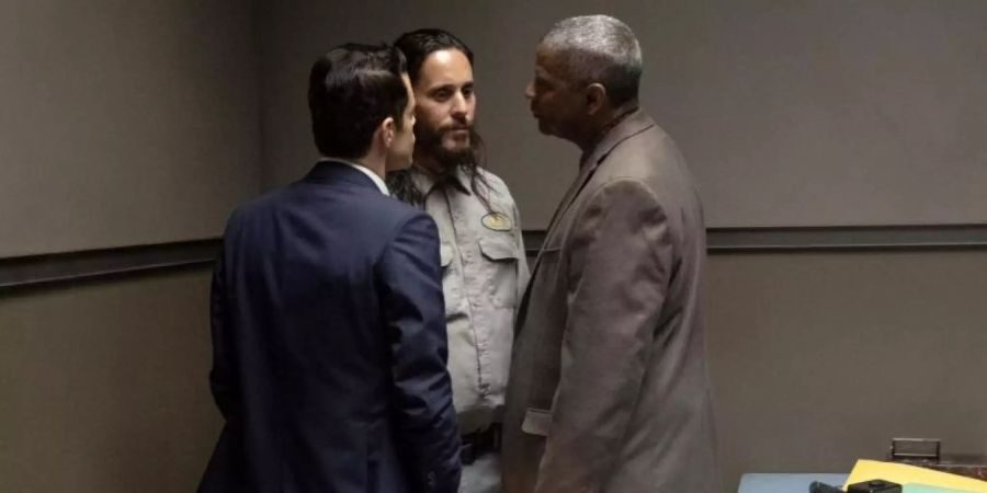 Sergeant Jim Baxter (Rami Malek) und Sheriff Joe Deacon (Denzel Washington ) haben den undurchsichtigen Outlaw Albert Sparma (Jared Leto) in die Ecke gedrängt. Foto: Nicola Goode/Warner Bros. Entertainment Inc/dpa