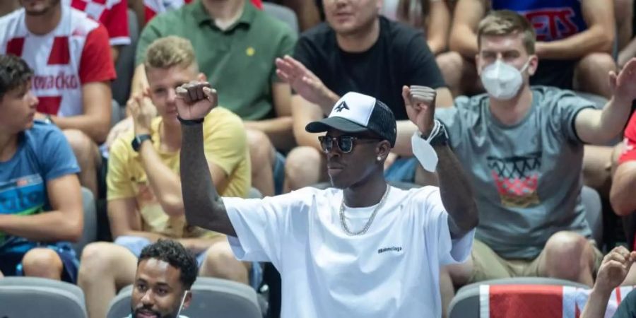 Unterstützte von der Tribüne: Deutschlands NBA-Star Dennis Schröder. Foto: Tilo Wiedensohler/dpa