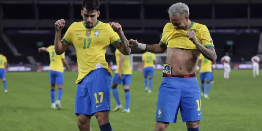 Brasiliens Lucas Paqueta (l) feiert mit Teamkollege Neymar nach dem Führungstreffer seiner Mannschaft. Foto: Silvia Izquierdo/AP/dpa