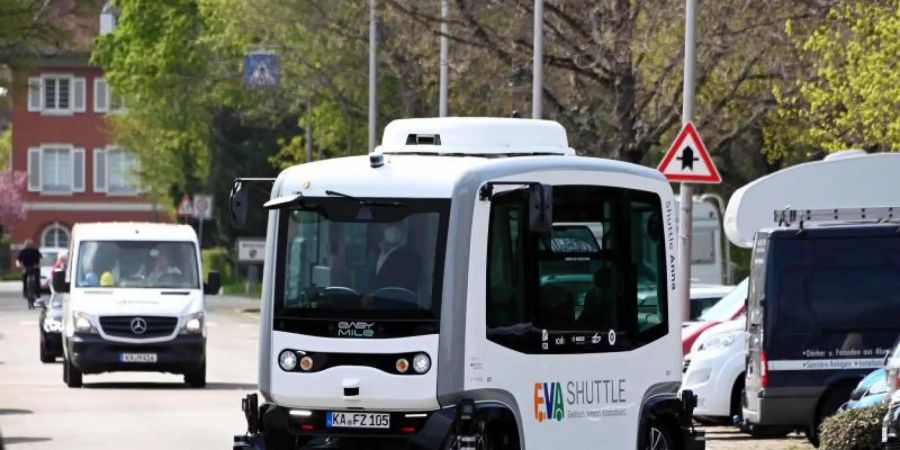 Im Rahmen des Forschungsprojekts «EVA-Shuttle» waren mehrere autonome Mini-Busse mehr als zwei Monate in Karlsruhe unterwegs. Foto: Uli Deck/dpa