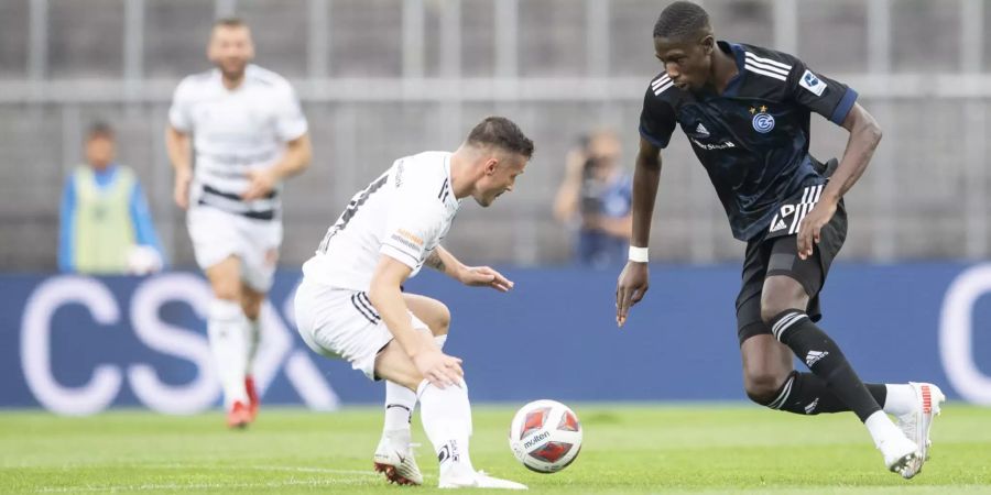 Djibril Diani (r.) von GC im Duell mit FCB-Abräumer Taulant Xhaka (l.).