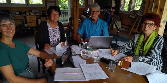 Die SP-Arbeitsgruppe Speicher mit Maria Barbara Barandun Scherrer (vorne links) und Ruth Saxer (vorne rechts), die zudem im Vorstand sitzen. SP Speicher/Trogen