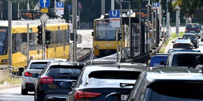 In grossen Städten sind die Beiträge für eine Vollkaskoversicherung besonders hoch, wie eine Auswertung ergeben hat. Foto: Bernd Weissbrod/dpa In grossen Städten sind die Beiträge für eine Vollkaskoversicherung besonders hoch, wie eine Auswertung ergeben hat. Foto: Bernd Weissbrod/dpa