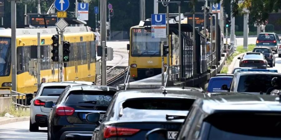In grossen Städten sind die Beiträge für eine Vollkaskoversicherung besonders hoch, wie eine Auswertung ergeben hat. Foto: Bernd Weissbrod/dpa