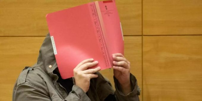 Der angeklagte Arzt kommt in einen Sitzungssaal des Bielefelder Landgerichts. Foto: Friso Gentsch/dpa Vergewaltigungen