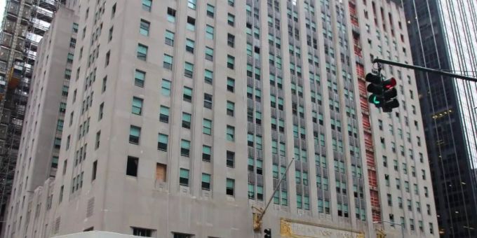 Das berühmte Luxushotel an der Park Avenue wird 90 Jahre alt, bleibt aber erstmal weiter wegen Renovierung geschlossen. Foto: Christina Horsten/dpa Das berühmte Luxushotel an der Park Avenue wird 90 Jahre alt, bleibt aber erstmal weiter wegen Renovierung geschlossen. Foto: Christina Horsten/dpa