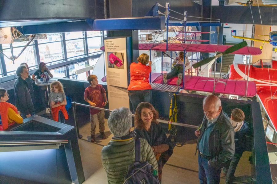 Seit 2019 kann man sich mit dem «Flugvelo» im Verkehrshaus der Schweiz in Luzern auf die Spuren der Gebrüder Wright machen und einen handbetriebenen «Flug» an einem Stahlseil durch die Halle Luftfahrt unternehmen.