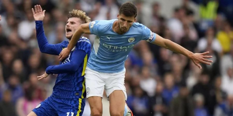 Chelseas Timo Werner (l) wird von Ruben Dias von Manchester City zu Fall gebracht. Foto: Alastair Grant/AP/dpa