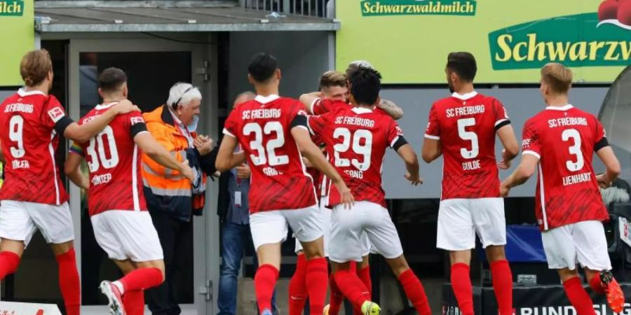 Der SC Freiburg verabschiedet sich mit einem : gegen den SC Augsburg aus dem vor 67 Jahren errichteten Dreisamstadion. Foto: Philipp von Ditfurth/dpa