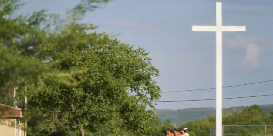 Frauen in der Nähe eines ehemaligen Internats in Saskatchewan