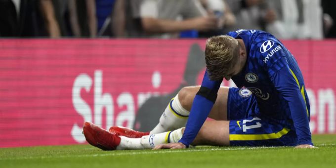 Chelsea-Stürmer Timo Werner sitzt am Boden. Timo Werner