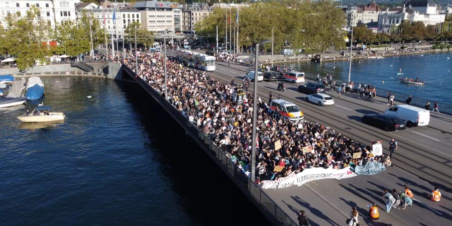 Der Zug des Klimastreiks in Zürich war lang.