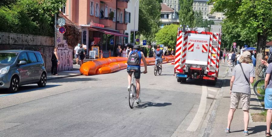 Anwohner bestaunen die Wassersperren.