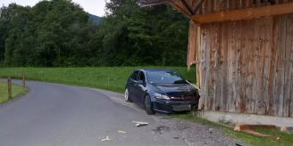 Büren NW - Polizei weckt alkoholisierten Autofahrer nach Selbstunfall auf