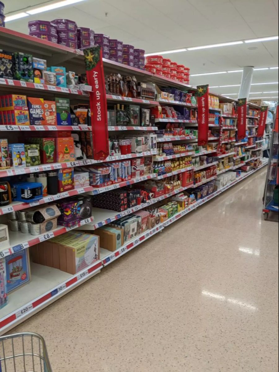 Weihnachtsprodukte in einem britischen Supermarkt – bereits im September.