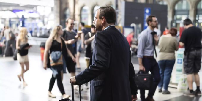 Mitgliedern des Parlaments soll ein Flugticket nur noch dann bezahlt werden, wenn die Zugreise länger als sechs Stunden dauern würde. (Symbolbild) Mitgliedern des Parlaments soll ein Flugticket nur noch dann bezahlt werden, wenn die Zugreise länger als sechs Stunden dauern würde. (Symbolbild)
