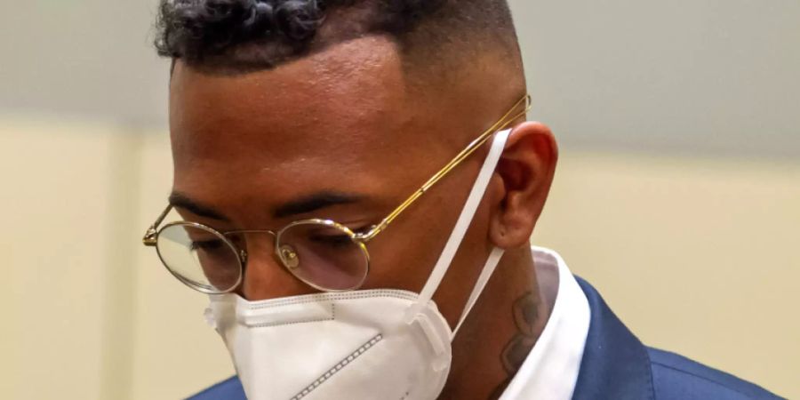 Gegen Fussball-Profi Jerome Boateng wird wegen des Vorwurfs der Körperverletzung verhandelt. Das Amtsgericht verhängte eine Geldstrafe von 60 Tagessätzen zu je 30.000 Euro. Die Staatsanwaltschaft erwägt in Berufung zu gehen. Foto: Peter Kneffel/dpa