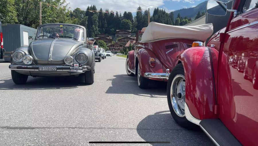 Frisch geputzt stehen die Käfer Cabriolets auf dem Parkplatz.