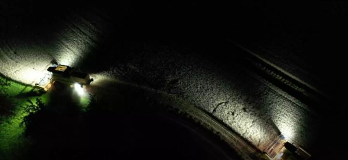 Die Erntehelfer arbeiten bis spät in die Nacht. Mähdrescher