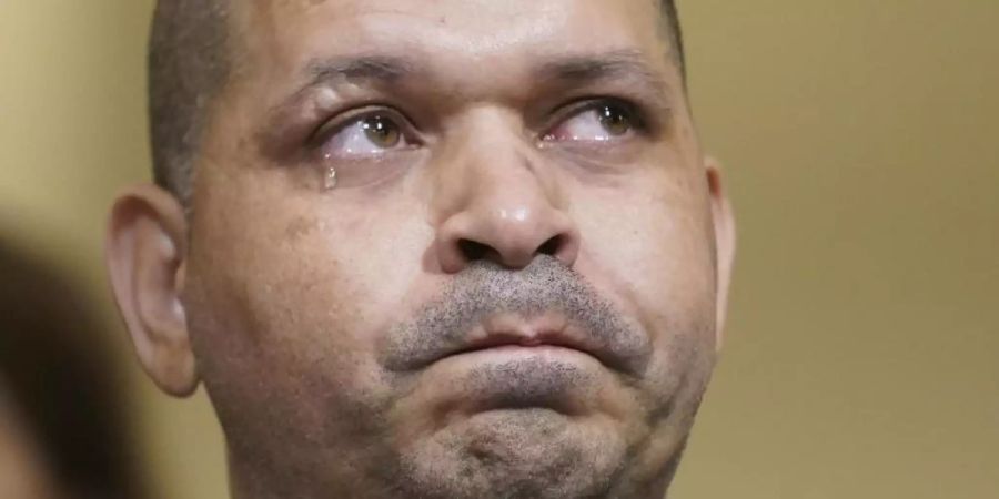 Aquilino Gonell, Polizist beim «United States Capitol Police Department» (USCP), bei der Anhörung des Untersuchungsausschusses. Foto: Andrew Harnik/AP Pool/dpa