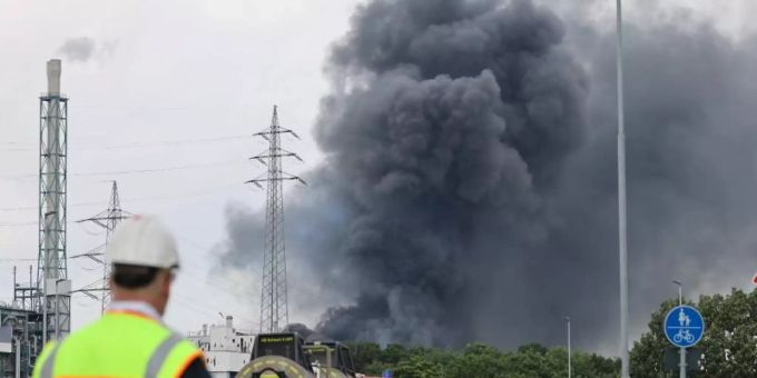 Nach Chemie-Explosion - Warnung vor giftigem Regen in Leverkusen