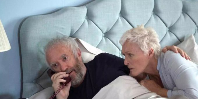 Joan (Glenn Close) hält zu Joe (Jonathan Pryce) - auch in seinen schwachen Momenten. Foto: -/Graeme Hunter Pictures/Meta Film London ltd/dpa Joan (Glenn Close) hält zu Joe (Jonathan Pryce) - auch in seinen schwachen Momenten. Foto: -/Graeme Hunter Pictures/Meta Film London ltd/dpa