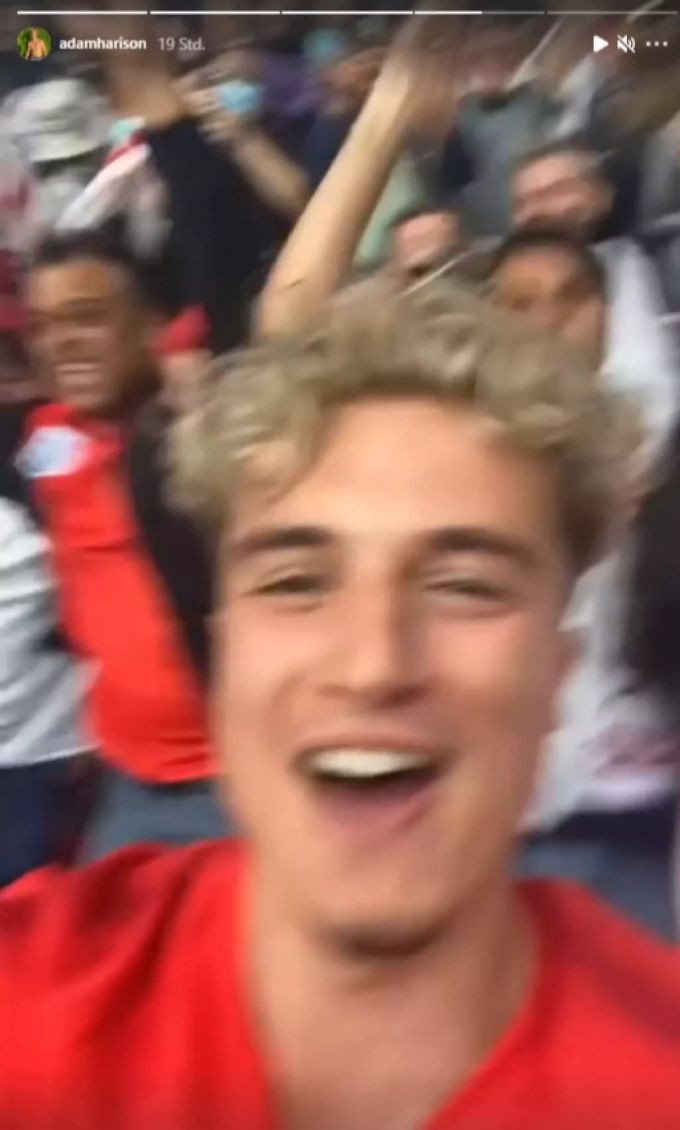 Im roten England-Shirt jubelt Harison über die Führung er Engländer. Euro 2020