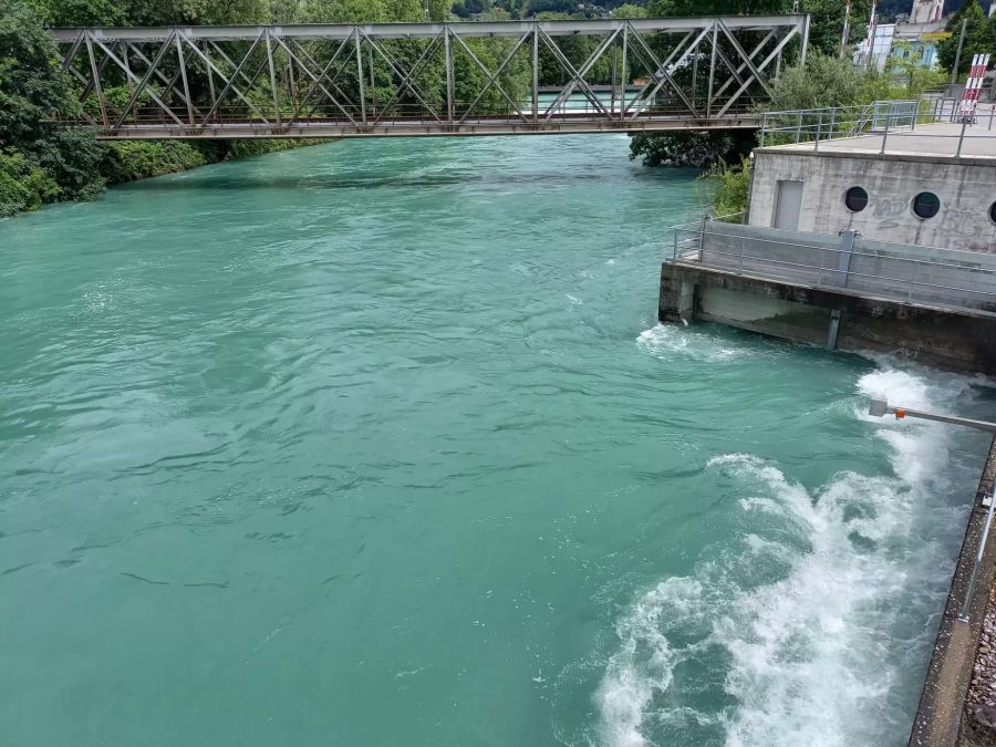 Blick auf die Aare und den Hochwasserentlastungsstollen in Thun.