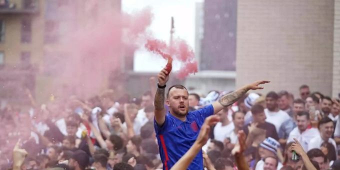 England-Fans feiern vor dem EM-Finale in London. Fans Euro