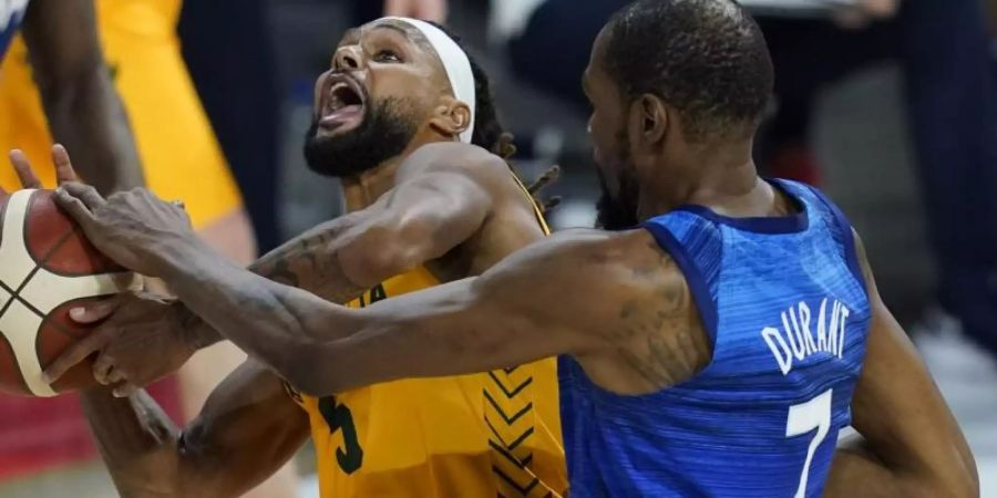 NBA-Star Kevin Durant (r) musste sich mit den USA Australien mit Patty Mills geschlagen geben. Foto: John Locher/AP/dpa