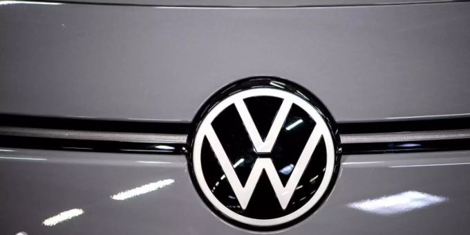 Das Volkswagen-Logo am Elektroauto ID.3. Das Braunschweiger Landgericht beschäftigt sich mit der jahrelang mutmasslich überhöhten Bezahlung führender Betriebsräte bei VW. Foto: Sina Schuldt/dpa Das Volkswagen-Logo am Elektroauto ID.3. Das Braunschweiger Landgericht beschäftigt sich mit der jahrelang mutmasslich überhöhten Bezahlung führender Betriebsräte bei VW. Foto: Sina Schuldt/dpa