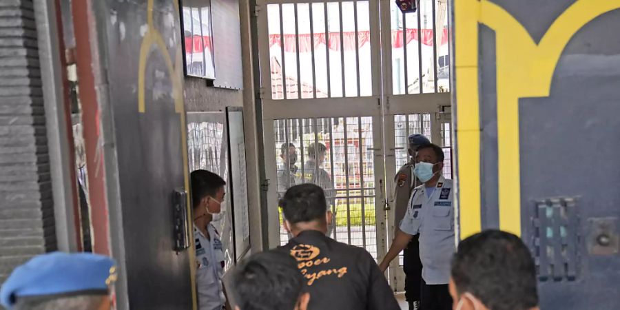 Bei einem Brand in dem Tangerang-Gefängnis in der Nähe der indonesischen Hauptstadt Jakarta sind mindestens 41 Häftlinge ums Leben gekommen und acht weitere schwer verletzt worden. Foto: Dita Alangkara/AP/dpa