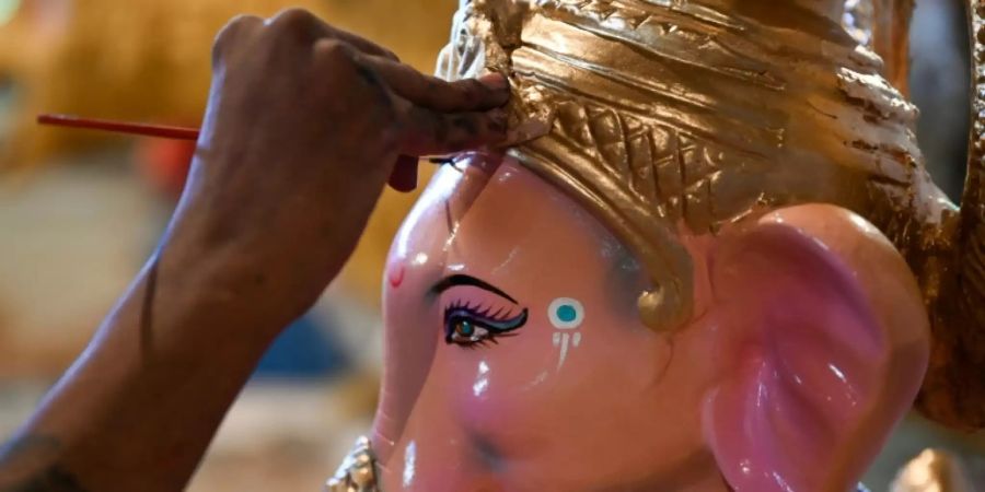 Eine Statue des Gottes Ganesha für das Ganesh-Chaturthi-Fest