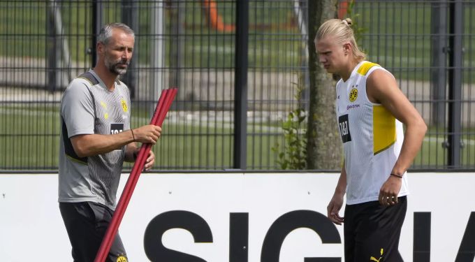 Erling Haaland (r.) findet Gefallen an seinem neuen Trainer Marco Rose (l.). haaland manchester united
