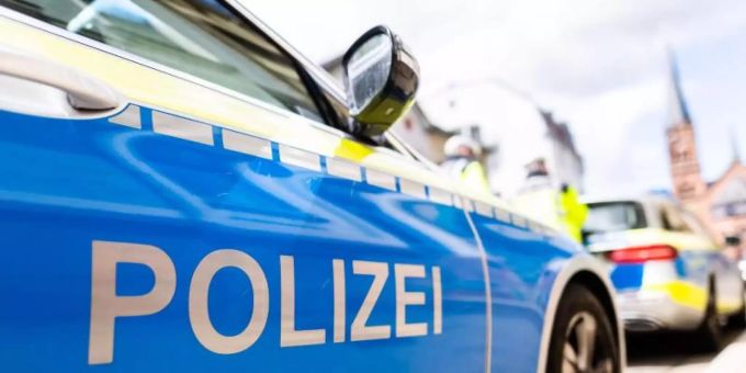 Zwei Einsatzfahrzeuge der Polizei. Foto: Philipp von Ditfurth/dpa Zwei Einsatzfahrzeuge der Polizei. Foto: Philipp von Ditfurth/dpa