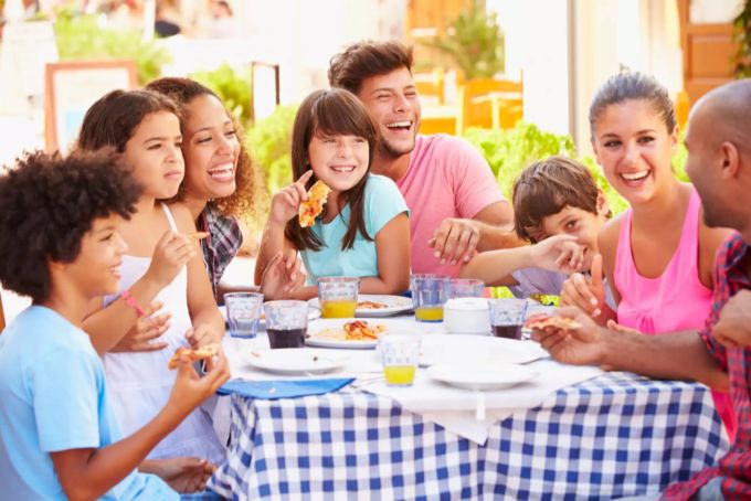 Nehmen Sie sich Zeit für jede Mahlzeit und setzen Sie sich hin. Zeit