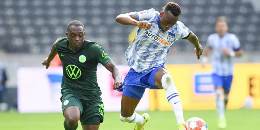 Dodi Lukebakio (r) wechselt von Hertha BSC zum VfL Wolfsburg. Foto: Soeren Stache/dpa-Zentralbild/dpa
