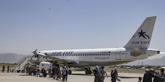 Auf diesem Bild des U.S. Marine Corps eskortiert ein Marine der 24th Marine Expeditionary Unit Evakuierte zu einem Flugzeug am Hamid Karzai International Airport in Kabul, Afghanistan, Mittwoch, 25. August 2021. Foto: Cpl. Davis Harris/U.S. Marine Corps via AP/dpa Auf diesem Bild des U.S. Marine Corps eskortiert ein Marine der 24th Marine Expeditionary Unit Evakuierte zu einem Flugzeug am Hamid Karzai International Airport in Kabul, Afghanistan, Mittwoch, 25. August 2021. Foto: Cpl. Davis Harris/U.S. Marine Corps via AP/dpa