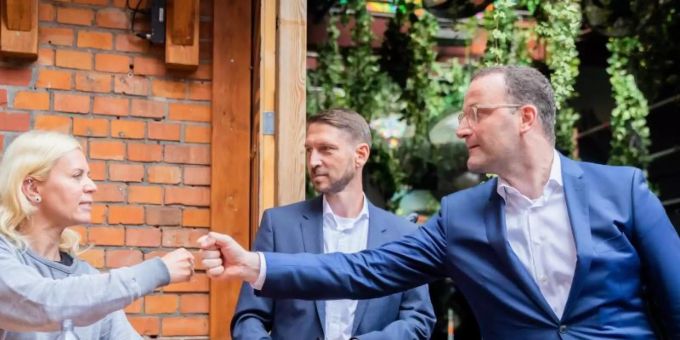 Gesundheitsminister Jens Spahn (r) neben Timo Feuerbach (m.), Geschäftsführer des Europäischen Verbands der Veranstaltungs-Centren (EWC), und Pamela Schobess, Vorstand von LiveKomm und Vorsitzende der Clubkommission Berlin. Foto: Christoph Soeder/dpa Gesundheitsminister Jens Spahn (r) neben Timo Feuerbach (m.), Geschäftsführer des Europäischen Verbands der Veranstaltungs-Centren (EWC), und Pamela Schobess, Vorstand von LiveKomm und Vorsitzende der Clubkommission Berlin. Foto: Christoph Soeder/dpa