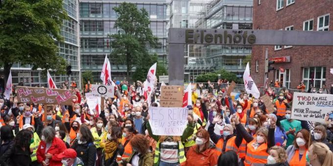 Pflegekräfte und andere Beschäftigte bei einer Kundgebung vor der Vivantes-Zentrale in Berlin. Foto: Jörg Carstensen/dpa Pflegekräfte und andere Beschäftigte bei einer Kundgebung vor der Vivantes-Zentrale in Berlin. Foto: Jörg Carstensen/dpa