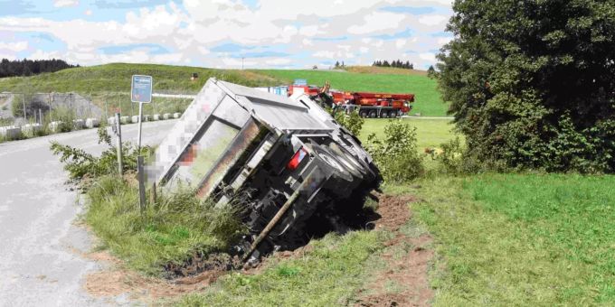 In Waldkirch SG ist ein Lastwagen umgekippt. waldkirch