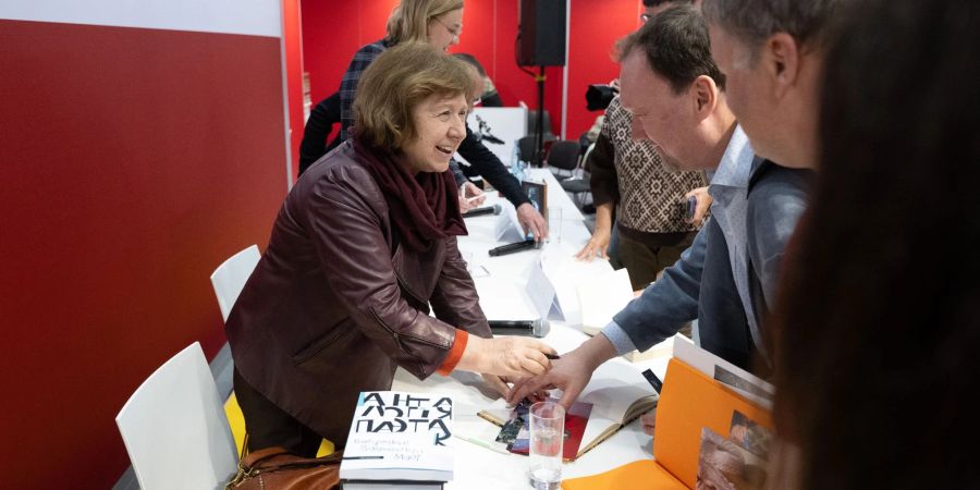 Die belarussische Schriftstellerin, Swetlana Alexijewitsch schreibt Autogramme auf der Leipziger Buchmesse.