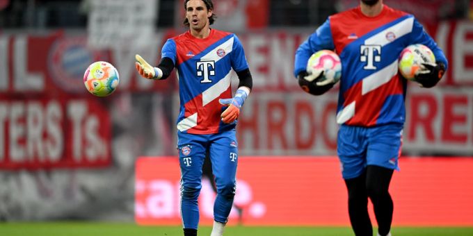 Münchens Torhüter Yann Sommer (l) und Sven Ulreich wärmen sich auf. Münchens Torhüter Yann Sommer (l) und Sven Ulreich wärmen sich auf.