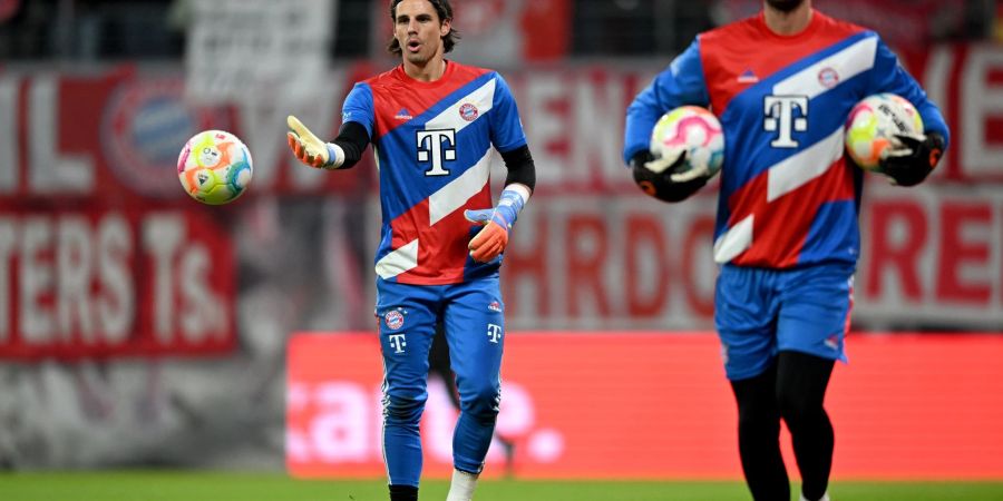 Münchens Torhüter Yann Sommer (l) und Sven Ulreich wärmen sich auf.