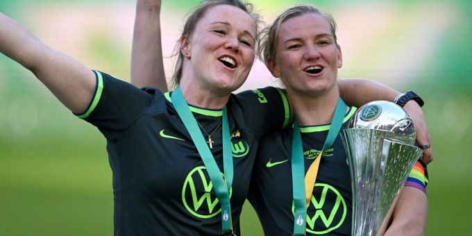 «Das ist mein Baby»: Die Wolfsburgerin Alexandra Popp (r) jubelt mit dem Pokal und ihrer Teamkollegin Marina Hegering. «Das ist mein Baby»: Die Wolfsburgerin Alexandra Popp (r) jubelt mit dem Pokal und ihrer Teamkollegin Marina Hegering.
