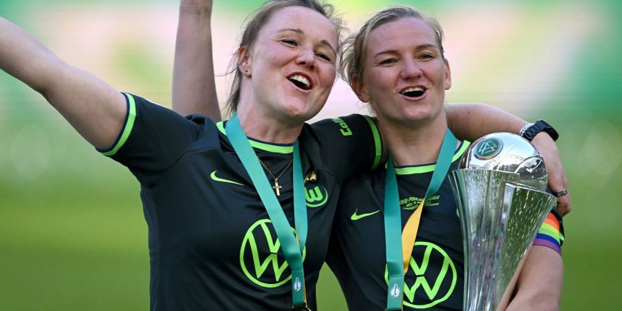 «Das ist mein Baby»: Die Wolfsburgerin Alexandra Popp (r) jubelt mit dem Pokal und ihrer Teamkollegin Marina Hegering.